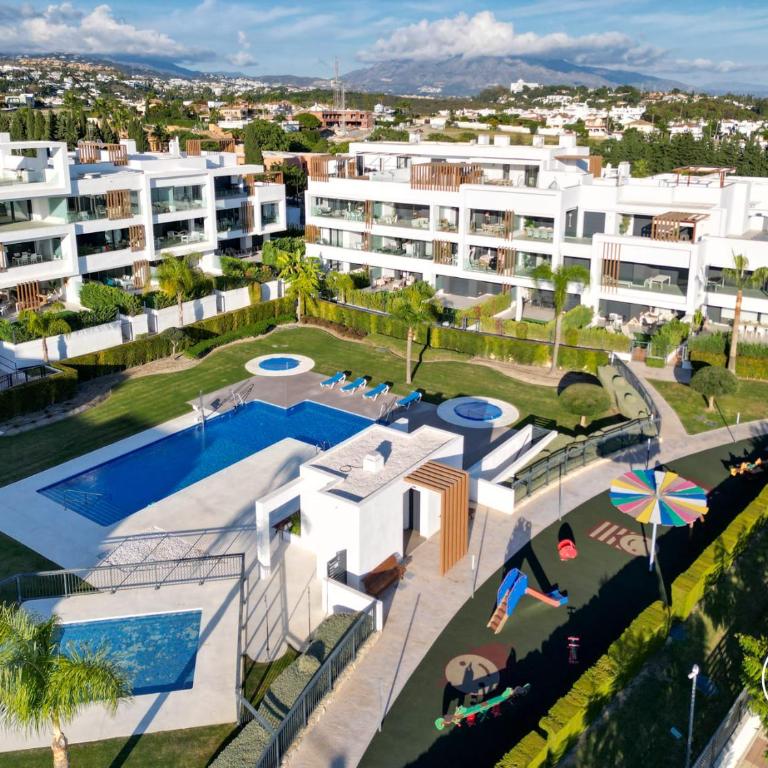 ViVi Homes - Sublime Close to the beach, Garden, Pool & Hot Tub - Three-Bedroom Deluxe Apartment - 40