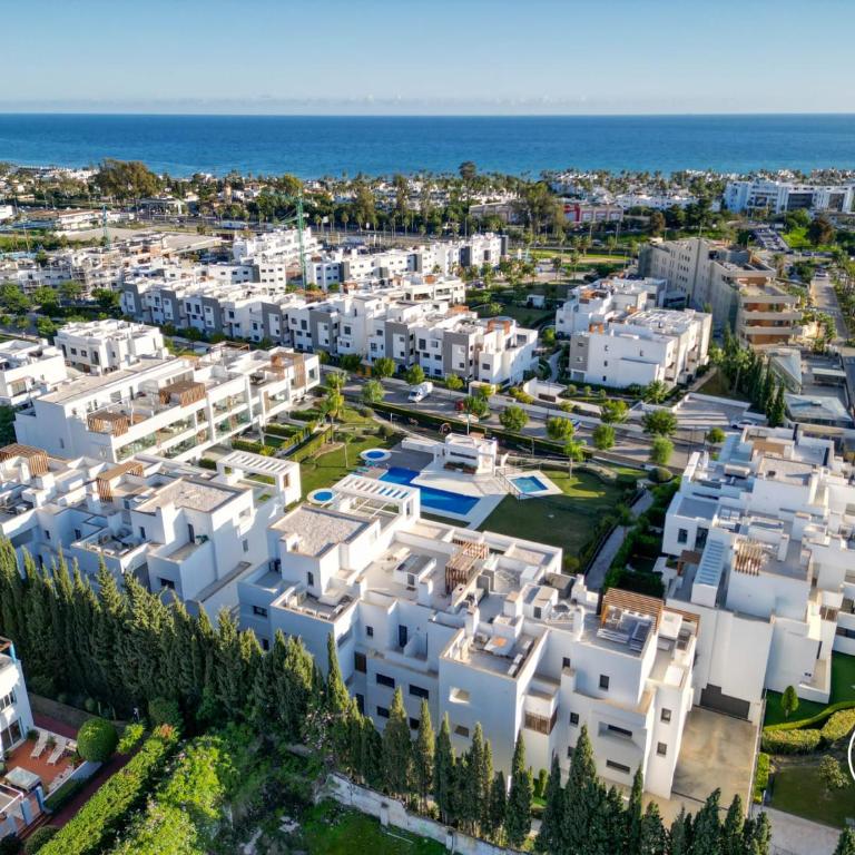 ViVi Homes - Sublime Close to the beach, Garden, Pool & Hot Tub - Three-Bedroom Deluxe Apartment - 37