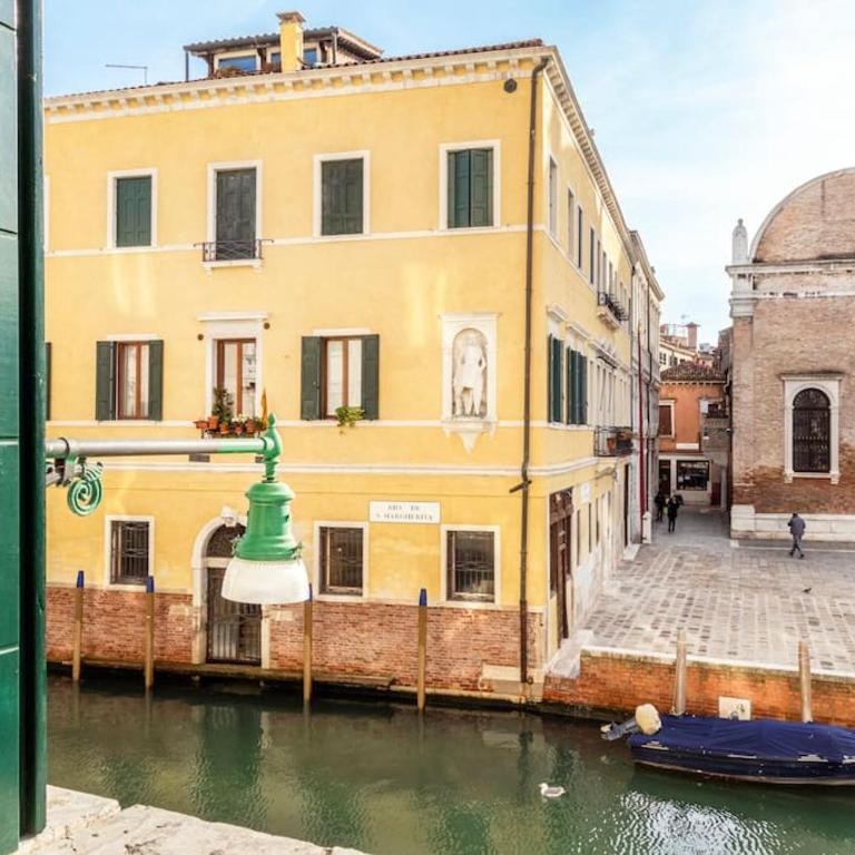 Canal View Luxury Heritage Retreat 2 Bedroom - Two-Bedroom Apartment - 34