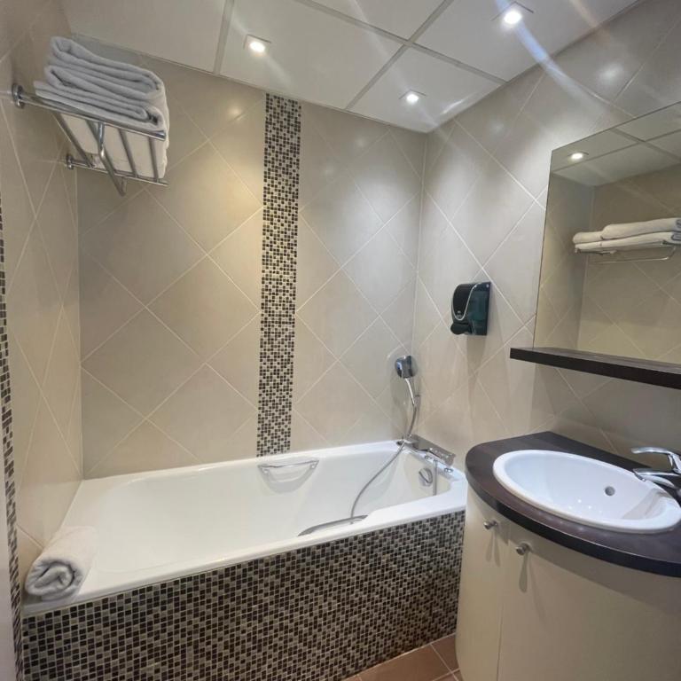 Hôtel La Réserve - Chambre Double Deluxe avec Balcon - Vue sur Lac - 2