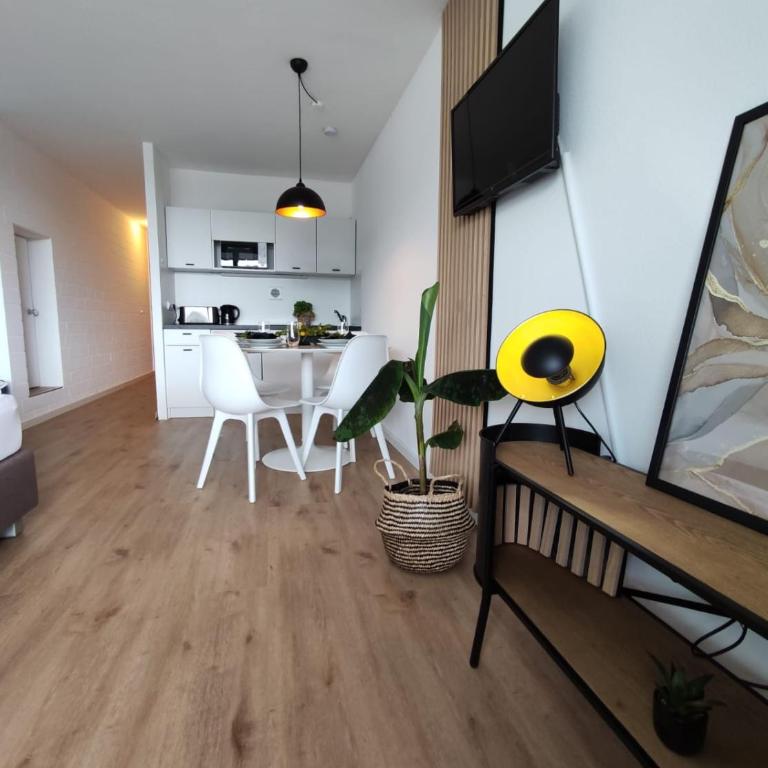 Sauna, Pools mit XXL-Terasse oder Kinderkino - Apartment mit Balkon - 7