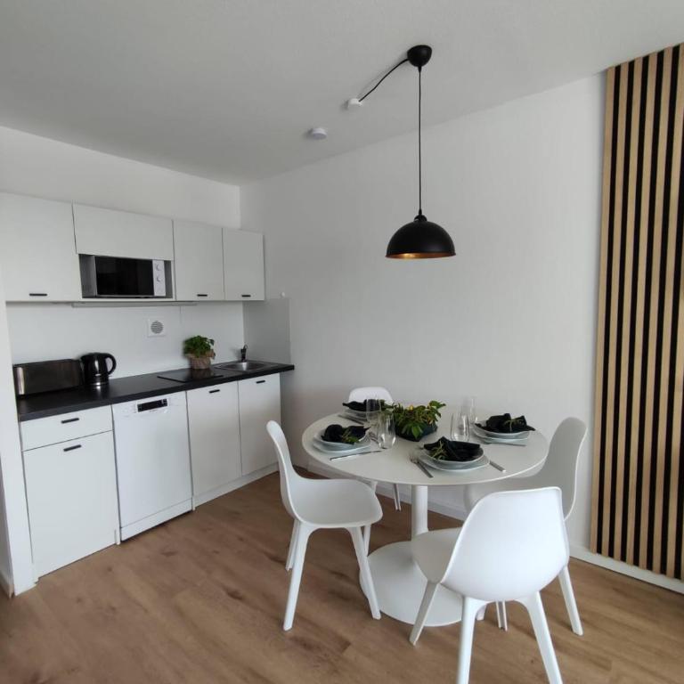 Sauna, Pools mit XXL-Terasse oder Kinderkino - Apartment mit Balkon - 8