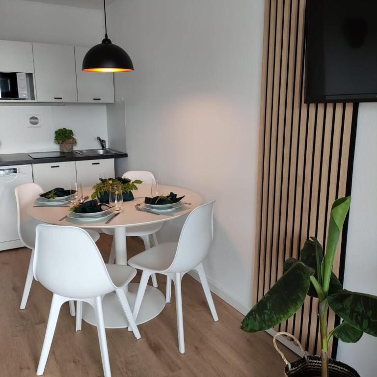 Sauna, Pools mit XXL-Terasse oder Kinderkino - Apartment mit Balkon - 4