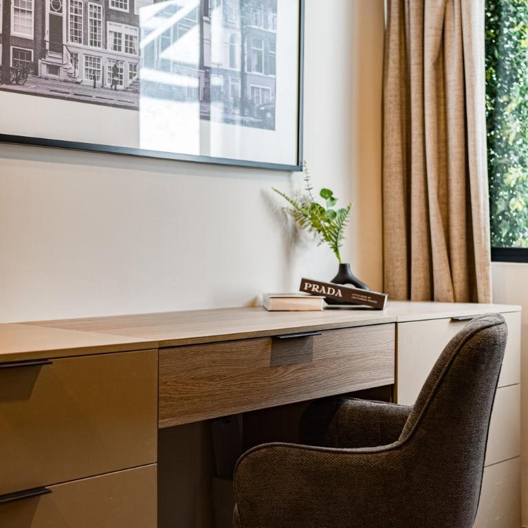 Tiny desk by VH - Superior Apartment - 11
