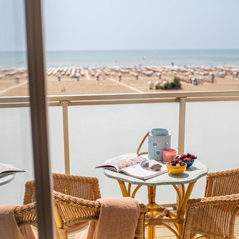 Hotel Karinzia - Prestige Double or Twin Room with Balcony and Sea View - 9