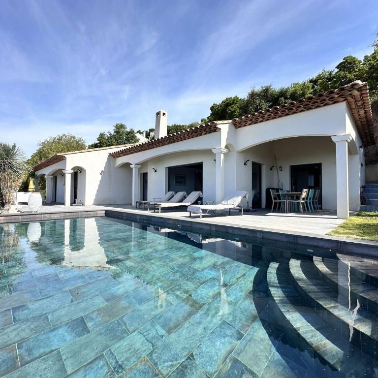 La Vigie, villa pour 8 personnes avec piscine chauffée et vue mer à La Londe-Les-Maures - Ferienhaus - 2