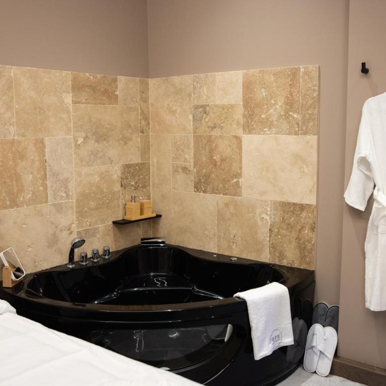 QUICK'HOT By GTS - capsules et chambres confortables - Deluxe Double Room with Bath - 2