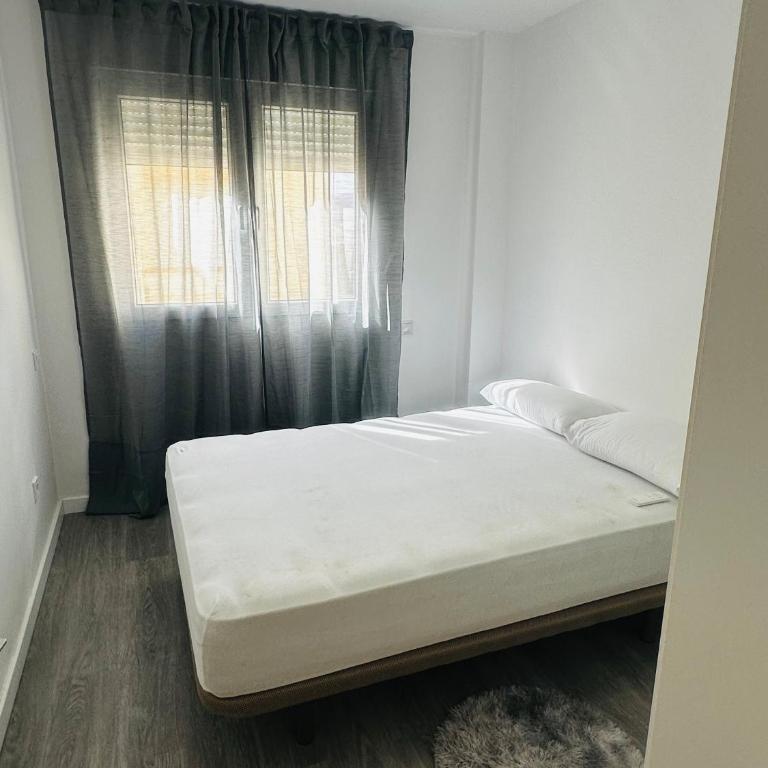 HABITACIONES A COMPARTIR EN APARTAMENTO RECIÉN REFORMADO EN PLAYa LA COLONIA - Habitación Doble Estándar con ventilador - 6