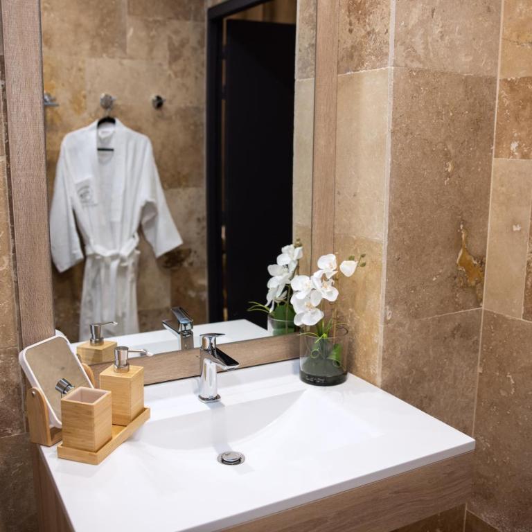 QUICK'HOT By GTS - capsules et chambres confortables - Deluxe Double Room with Shower - 6