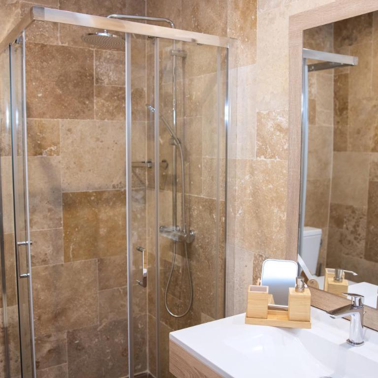QUICK'HOT By GTS - capsules et chambres confortables - Deluxe Double Room with Shower - 7