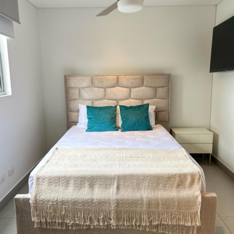 Apartamento con vista al mar en El Rodadero Santa Marta - Three-Bedroom Apartment - 20