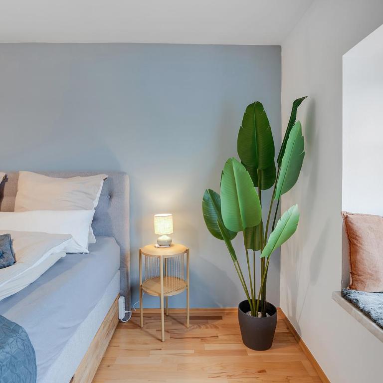 Schlossberg Panorama Suite - 3BR & Free Parking in Altstadt by HERO HOMES Graz - Three-Bedroom Apartment - 2