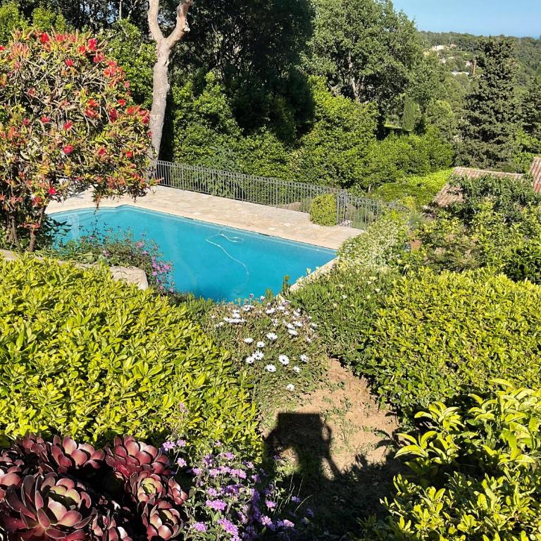 Luxury Villa with Panoramic Views, Pool & Serene Garden Retreat - Villa - Vue sur Mer - 28
