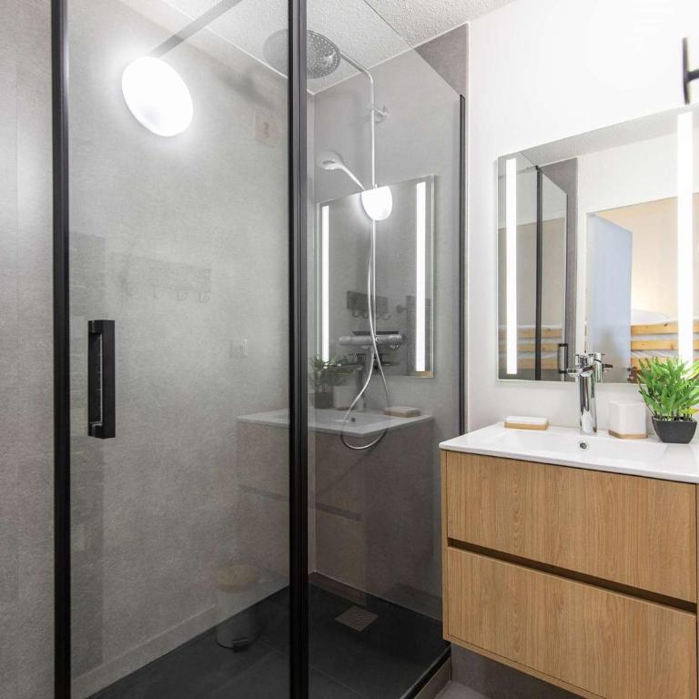 Studio rénové 6 pers, loggia sud, proche pistes, équipements modernes - Studio - 5