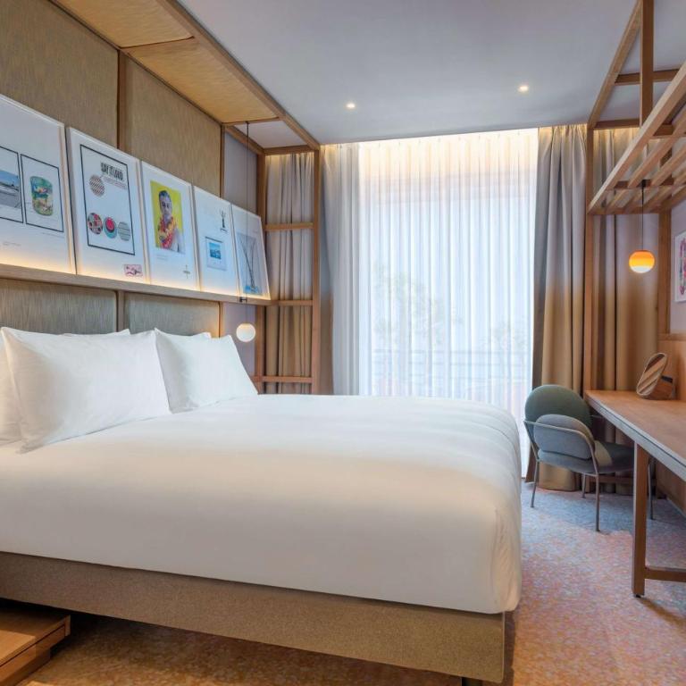 Canopy by Hilton Cannes - Chambre Lit King-Size Premium - Vue Partielle sur Mer - 4