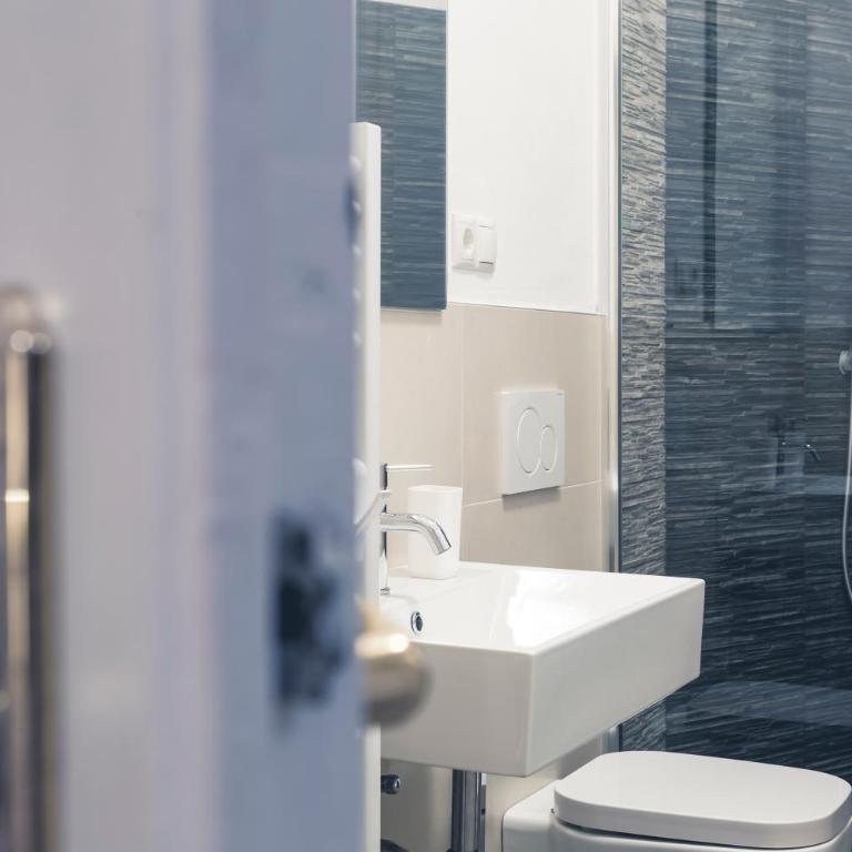 Bolzano Rooms - Camera Familiare Superior con Bagno Privato Esterno - 5