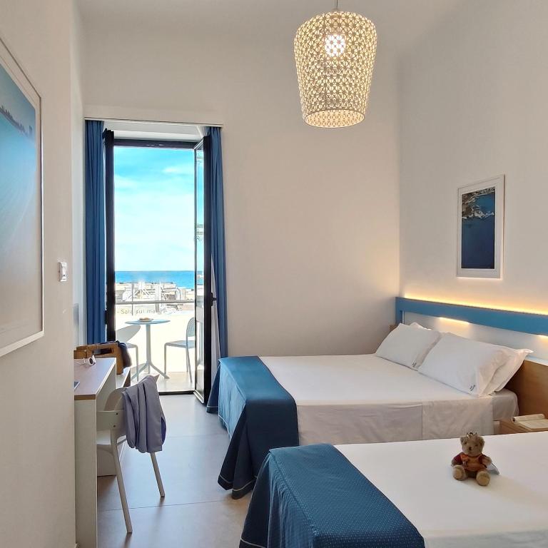 Hotel Miramare - Camera Tripla con Balcone e Vista Mare - 1