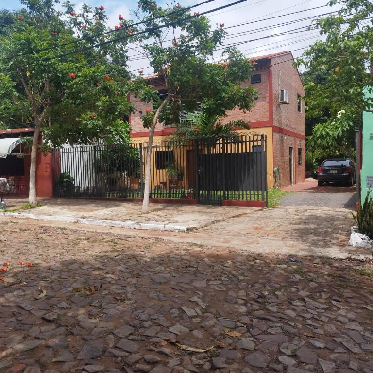 Casa en Asunción - Casa de 3 dormitorios - 2