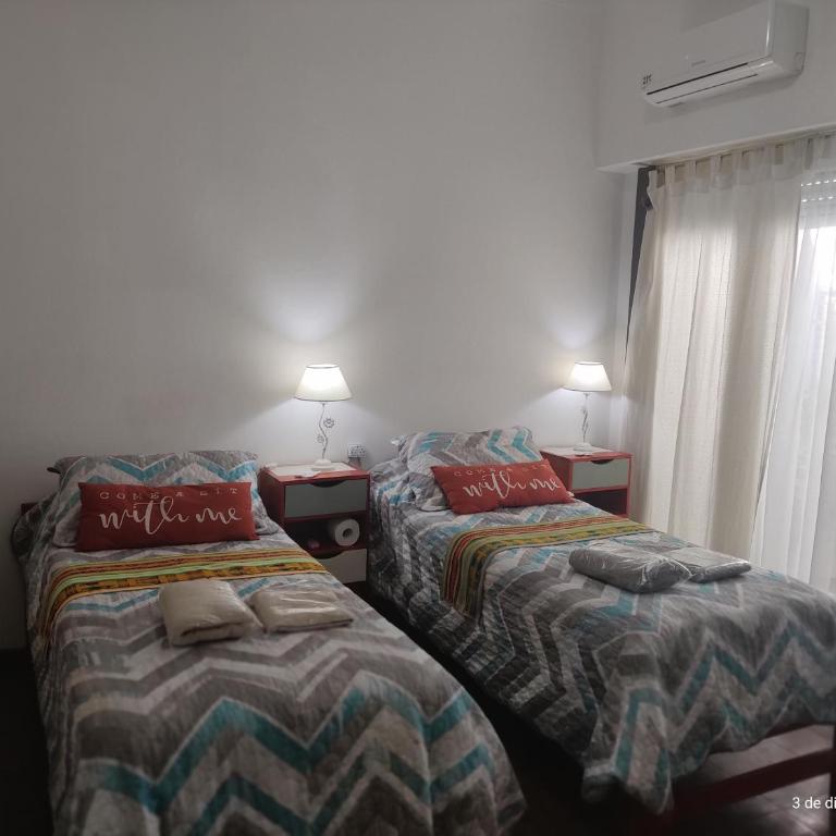 CIUDAD AUTONOMA DE BUENOS AIRES, HOSTAL , Habitacion en vivienda familiar - Habitación Doble Estándar - 2 camas - 8