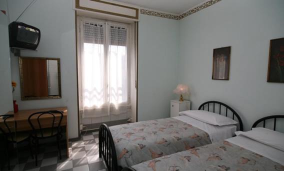 Hotel Eva - Camera Matrimoniale/Doppia con Letti Singoli con Bagno in Comune - 3