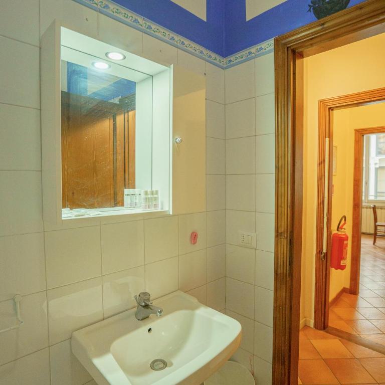 Tranquil Suite Near Museums and Train Station - Apartment - 29