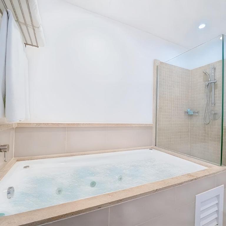 Luxury Duplex 2BR Pool & Garden View Quiet 30m from 5th Ave with Gym & Parking - Apartamento - 2 niveles - 23