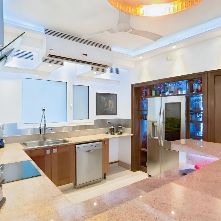 Luxury Duplex 2BR Pool & Garden View Quiet 30m from 5th Ave with Gym & Parking - Apartamento - 2 niveles - 4