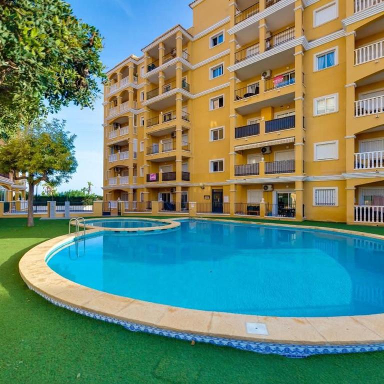 Sunny ground floor apartment with a large terrace and direct access to the pool - Apartamento de 2 dormitorios - 36