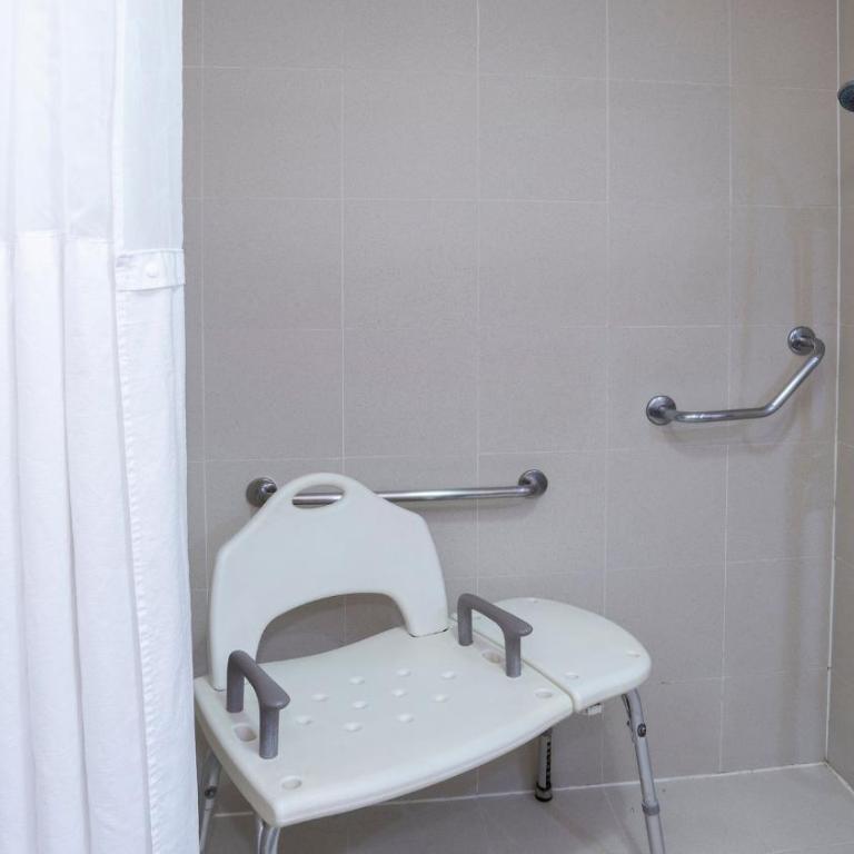 Holiday Inn Cuernavaca by IHG - Habitación Estándar con cama extragrande - Adaptada para personas de movilidad reducida - 6