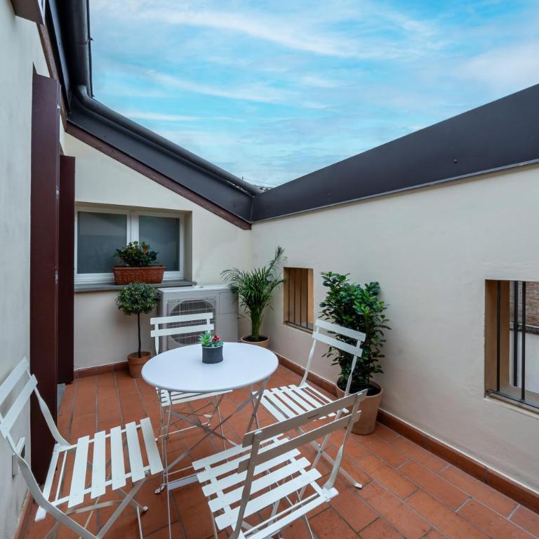 LUXURY FLAT and FREE PARKING - Two-Bedroom Apartment - 11