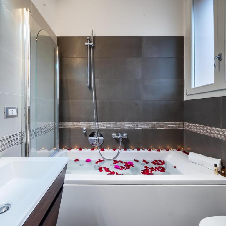 LUXURY FLAT and FREE PARKING - Two-Bedroom Apartment - 14