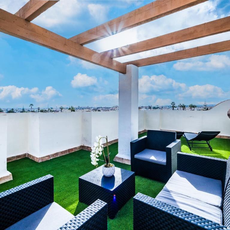 Renovated Townhouse - Rooftop, Garden & Stunning Views - Two-Bedroom House - 2