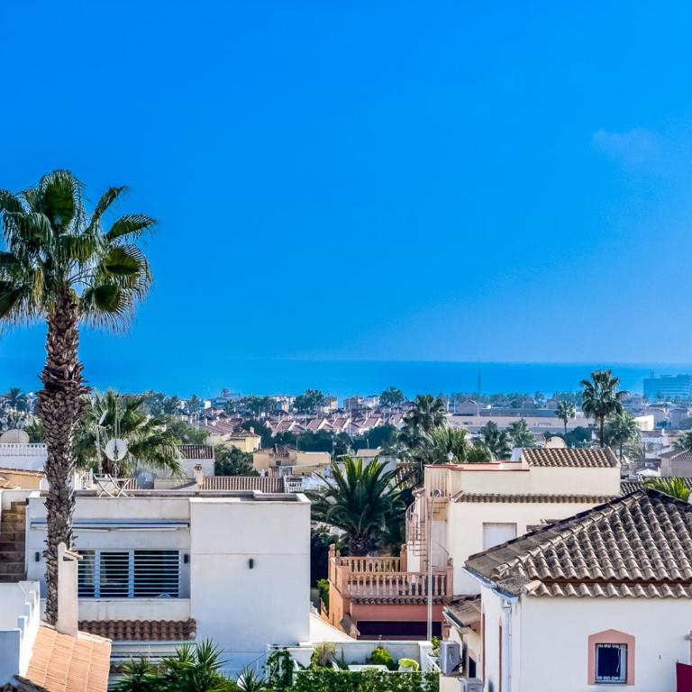 Renovated Townhouse - Rooftop, Garden & Stunning Views - Two-Bedroom House - 8