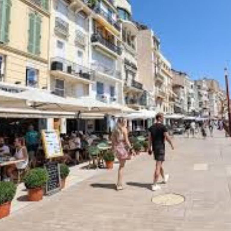 Design 2 pièces CARRE D'OR -COEUR DE CANNES A1B205 - Apartment mit Balkon - 35
