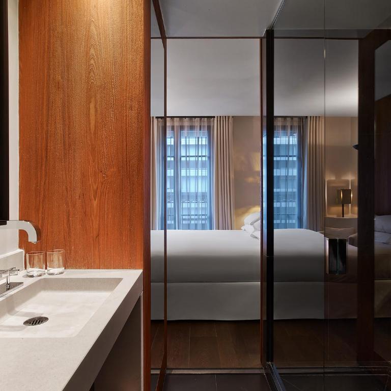 Le Metropolitan, Paris Tour Eiffel, a Tribute Portfolio Hotel - Prestige Queen Room with Partial Eiffel View - 2