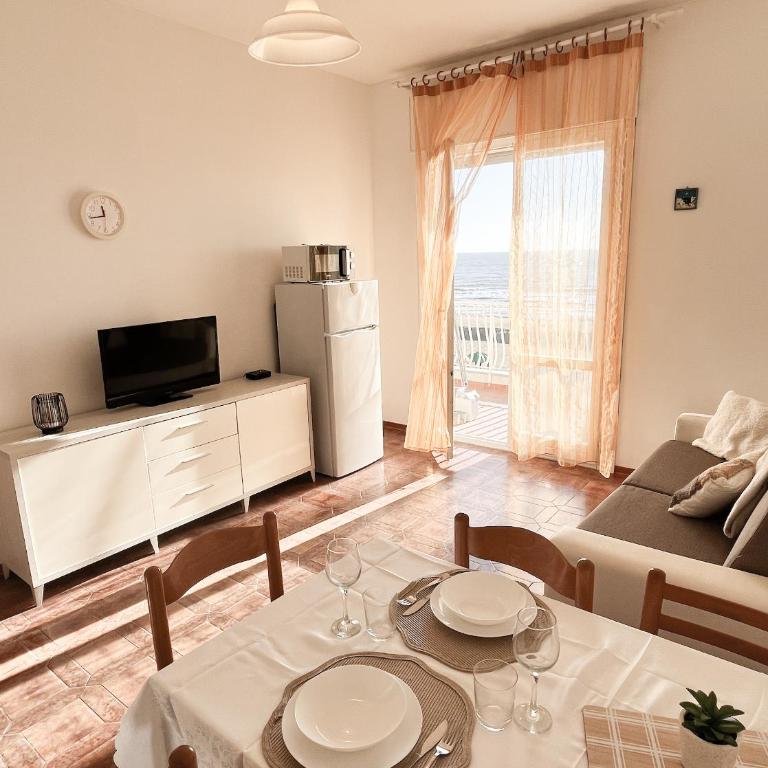 Fronte Mare, Piscina - RESIDENCE GRIFONE - Appartamento con 2 Camere da Letto - 8