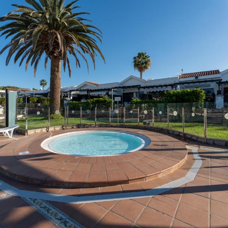 Luxury Poolside Holiday Home - Casa - 36