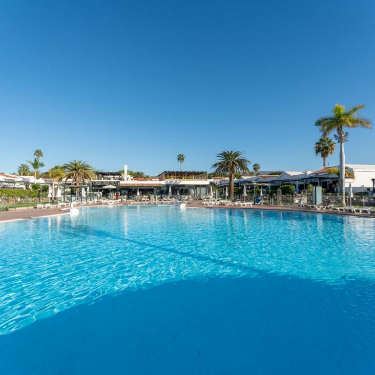 Luxury Poolside Holiday Home - Casa - 33