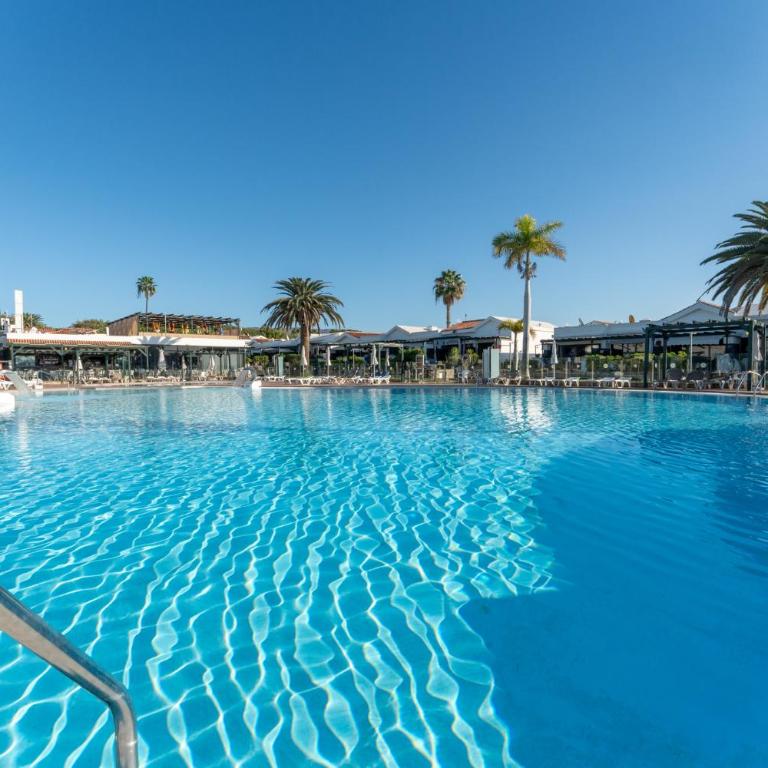 Luxury Poolside Holiday Home - Casa - 29