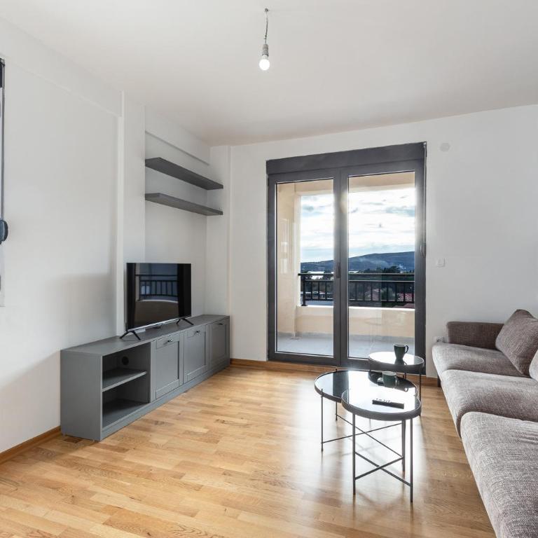 Sunset Harbor Suites - One-Bedroom Apartment with Balcony and City View - 4