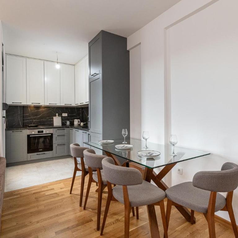 Sunset Harbor Suites - One-Bedroom Apartment with Balcony and City View - 1