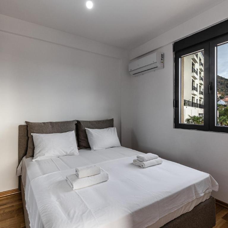Sunset Harbor Suites - One-Bedroom Apartment with Balcony and City View - 7