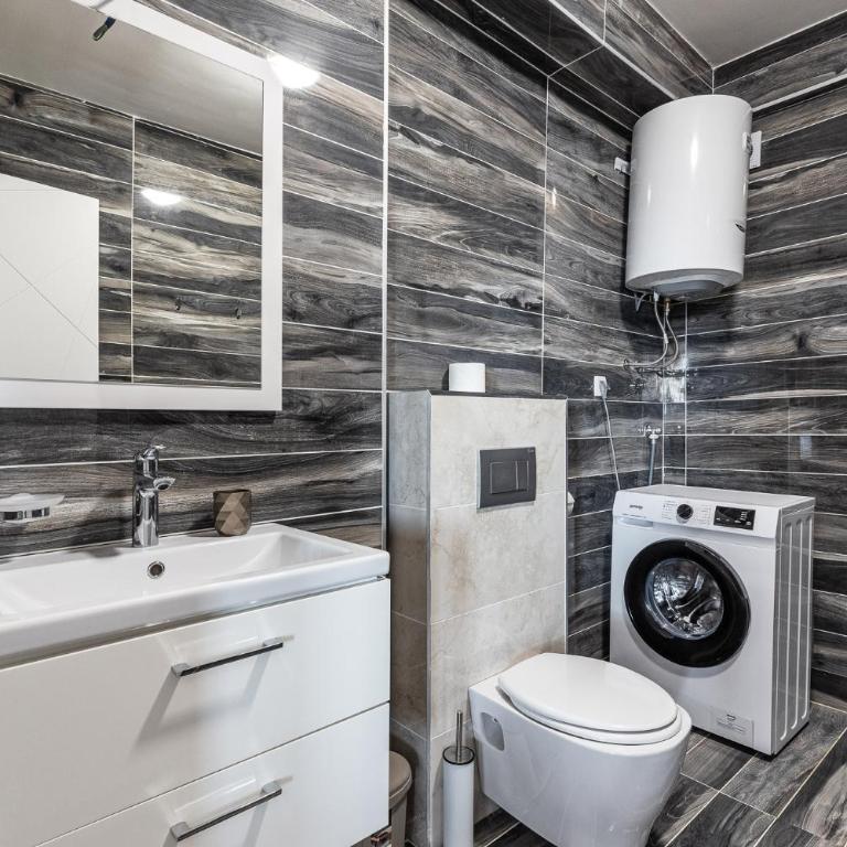 Sunset Harbor Suites - One-Bedroom Apartment with Balcony and City View - 8