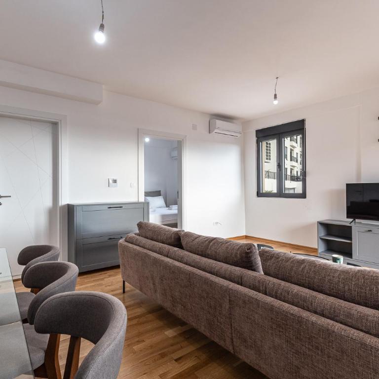 Sunset Harbor Suites - One-Bedroom Apartment with Balcony and City View - 5