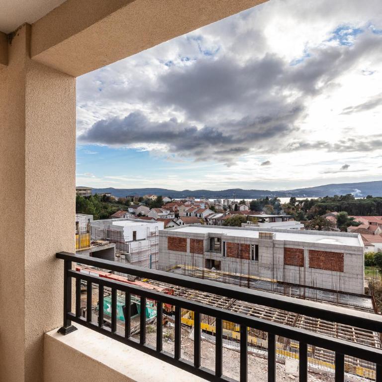 Sunset Harbor Suites - One-Bedroom Apartment with Balcony and City View - 10