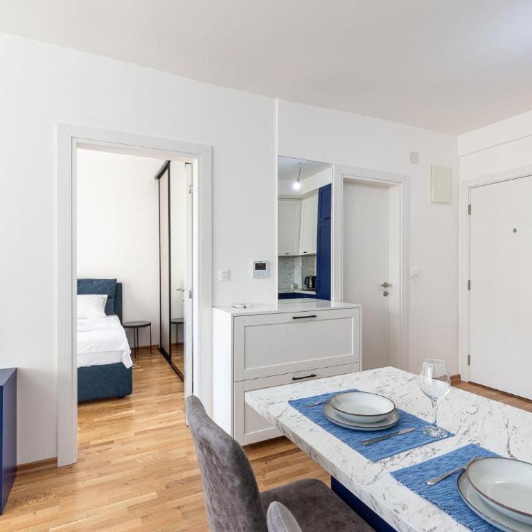 Sunset Harbor Suites - One-Bedroom Apartment with Balcony - 7