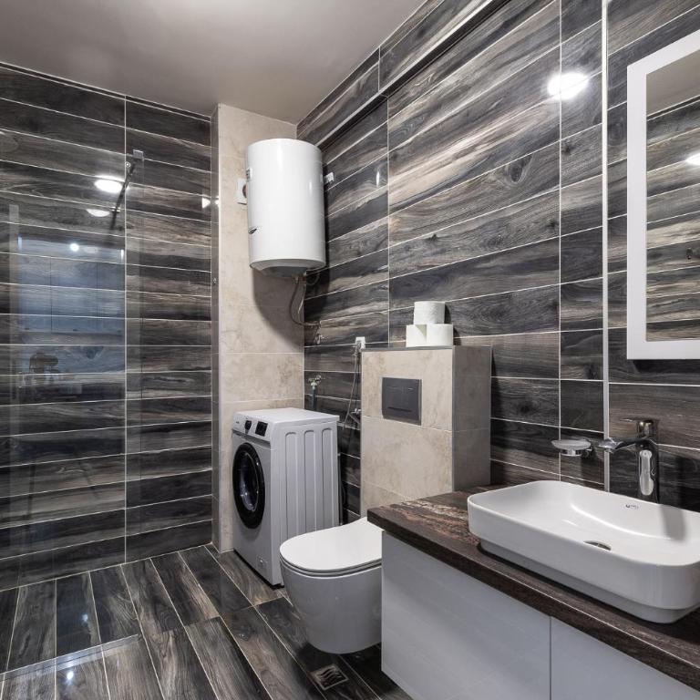 Sunset Harbor Suites - One-Bedroom Apartment with Balcony - 11