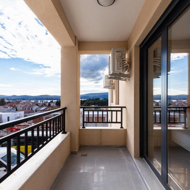 Sunset Harbor Suites - One-Bedroom Apartment with Balcony - 12
