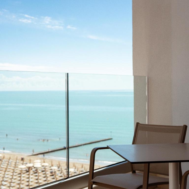 Hotel Cavalieri Palace & Suites - Camera Matrimoniale con Vista Mare Parziale - 1