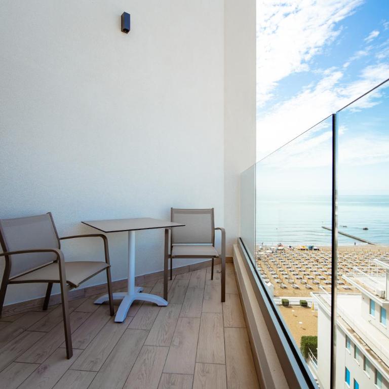 Hotel Cavalieri Palace & Suites - Camera Matrimoniale con Vista Mare Parziale - 2